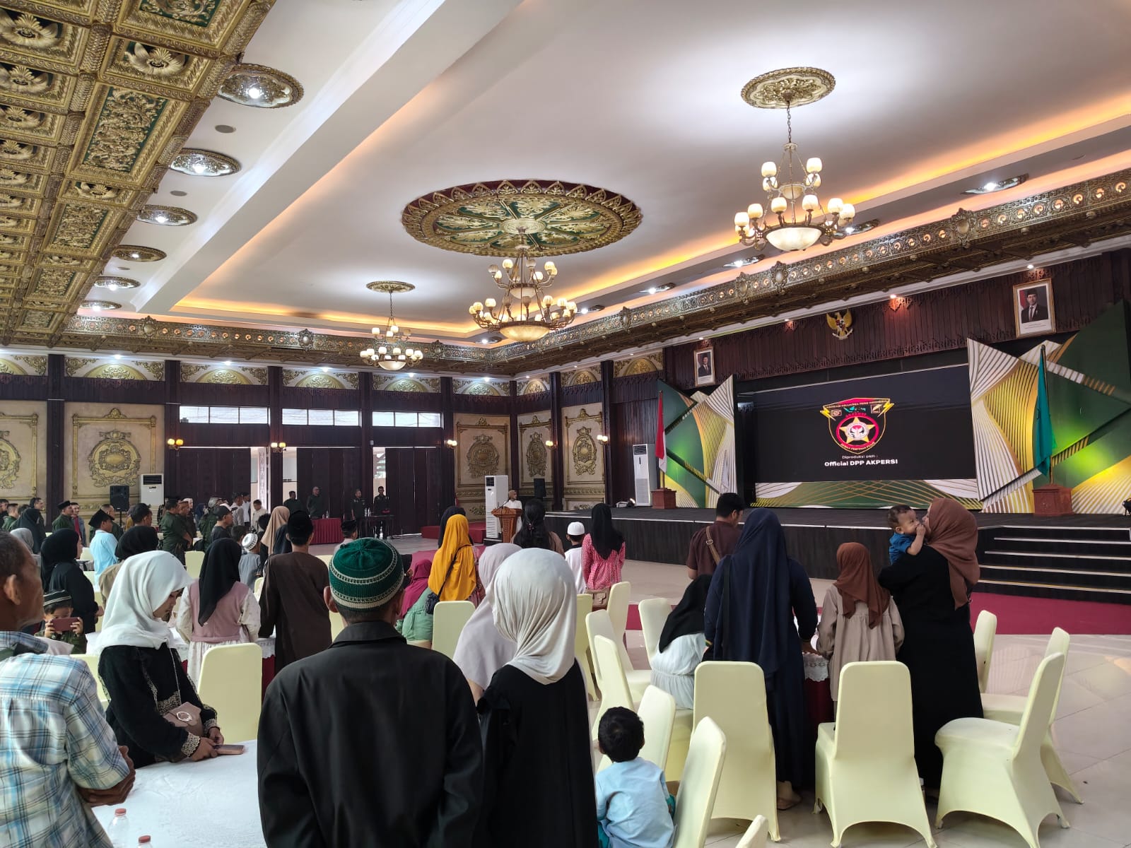 Suasana haru juga terlihat ketika menyaksikan kehadiran ratusan anak yatim dalam kegiatan
